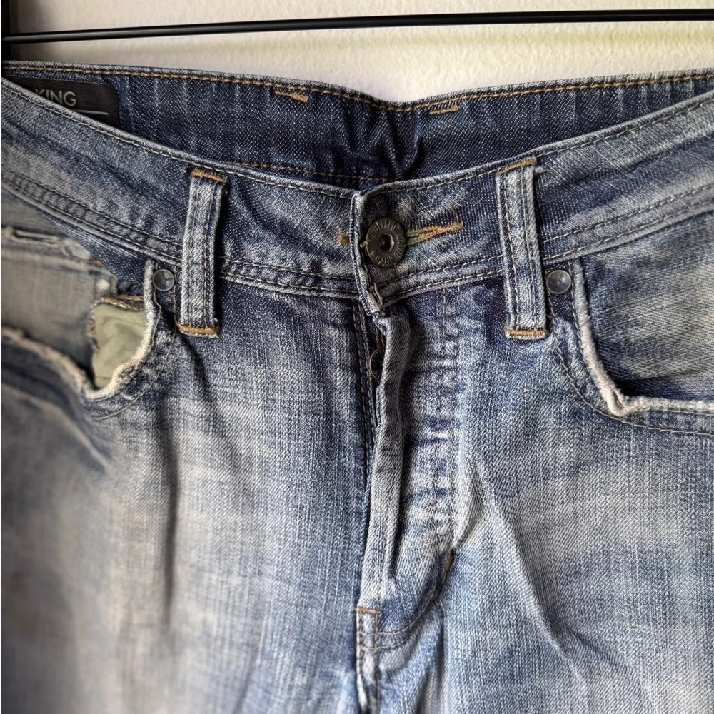 Light Wash Men's Jeans - Classic Back Pocket Detail